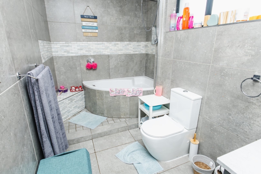 5 Bedroom Property for Sale in Somerton Estate Free State